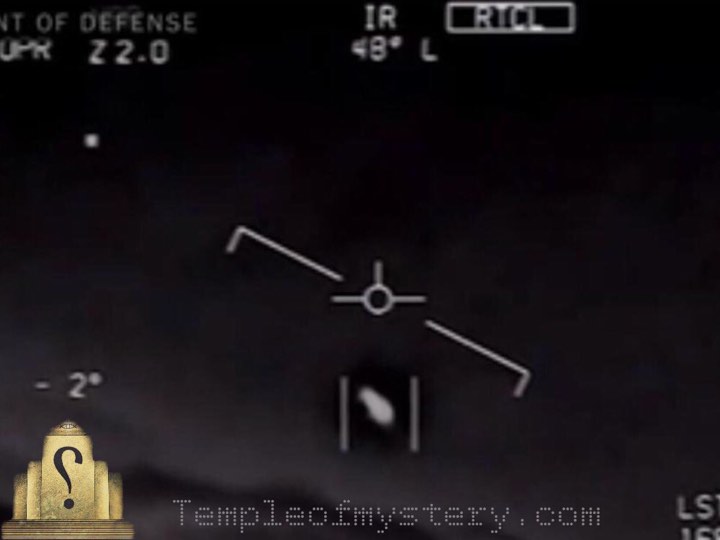 مقاتلات من الجيش الأمريكي تلاحق طبق طائر UFO على ساحل كاليفورنيا